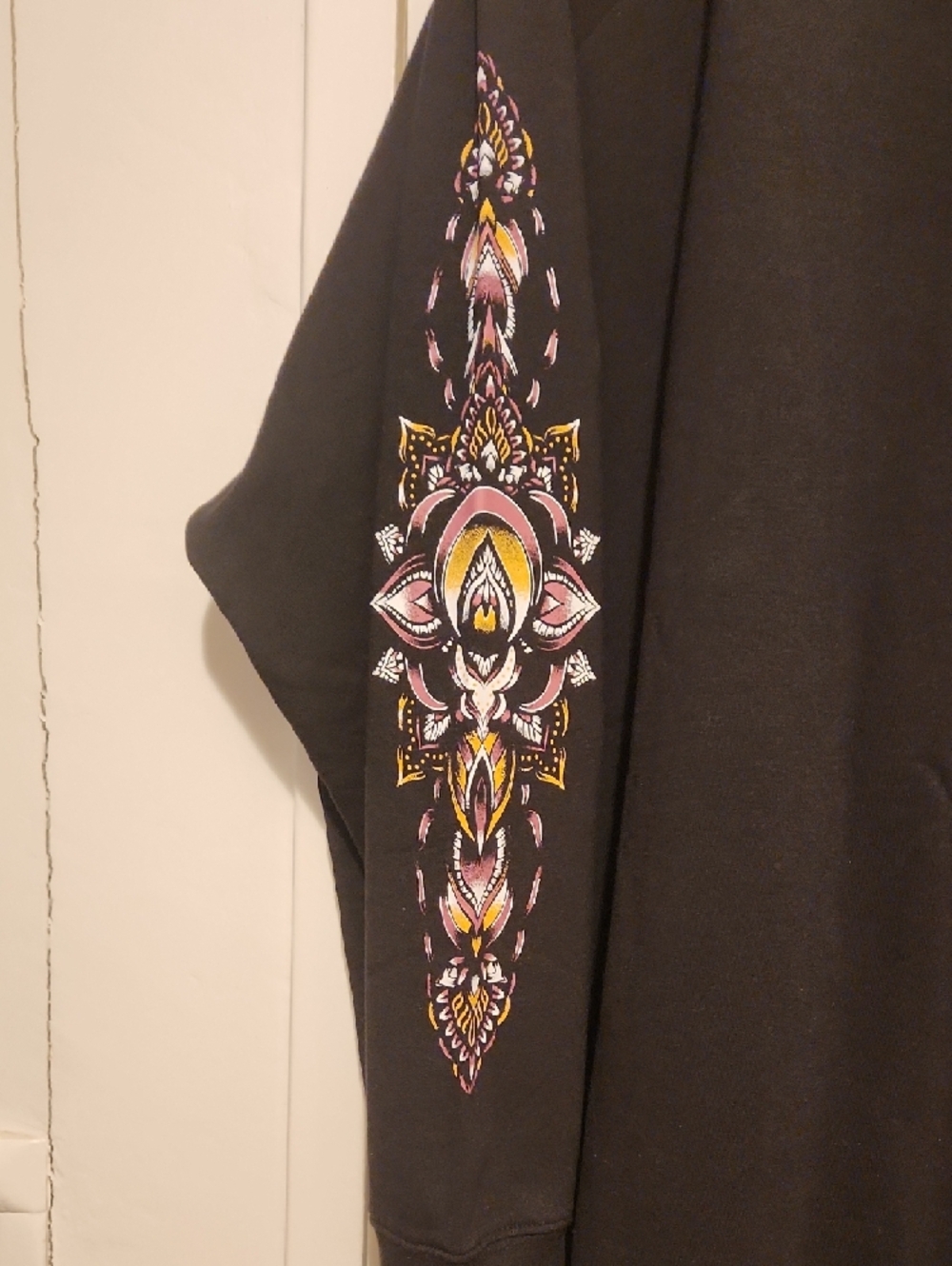 🔥Torrid BUTTERFLY ON BACK Black Fleece Pullover - Super Soft Label - Picture 3 of 5